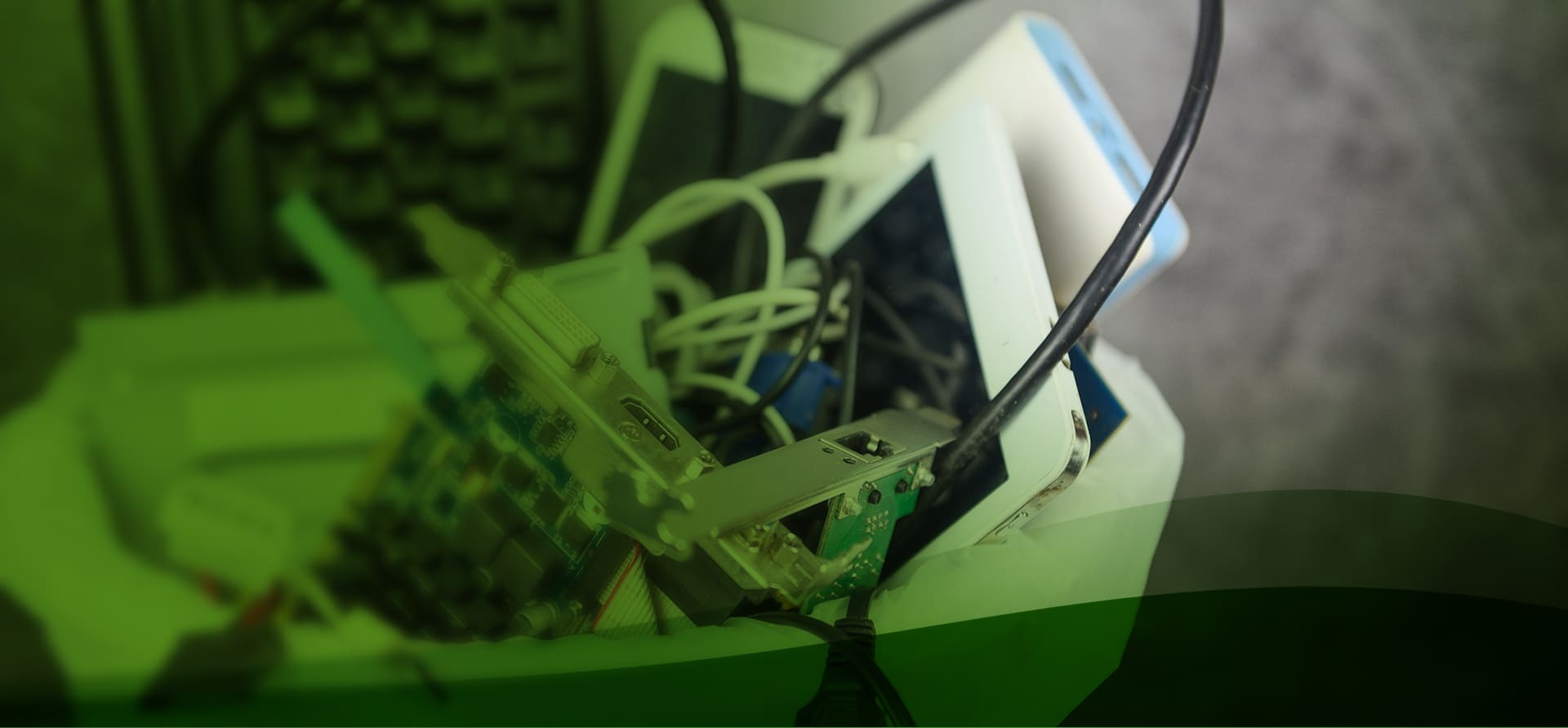 Placas eletrônicas e cabos para reciclagem